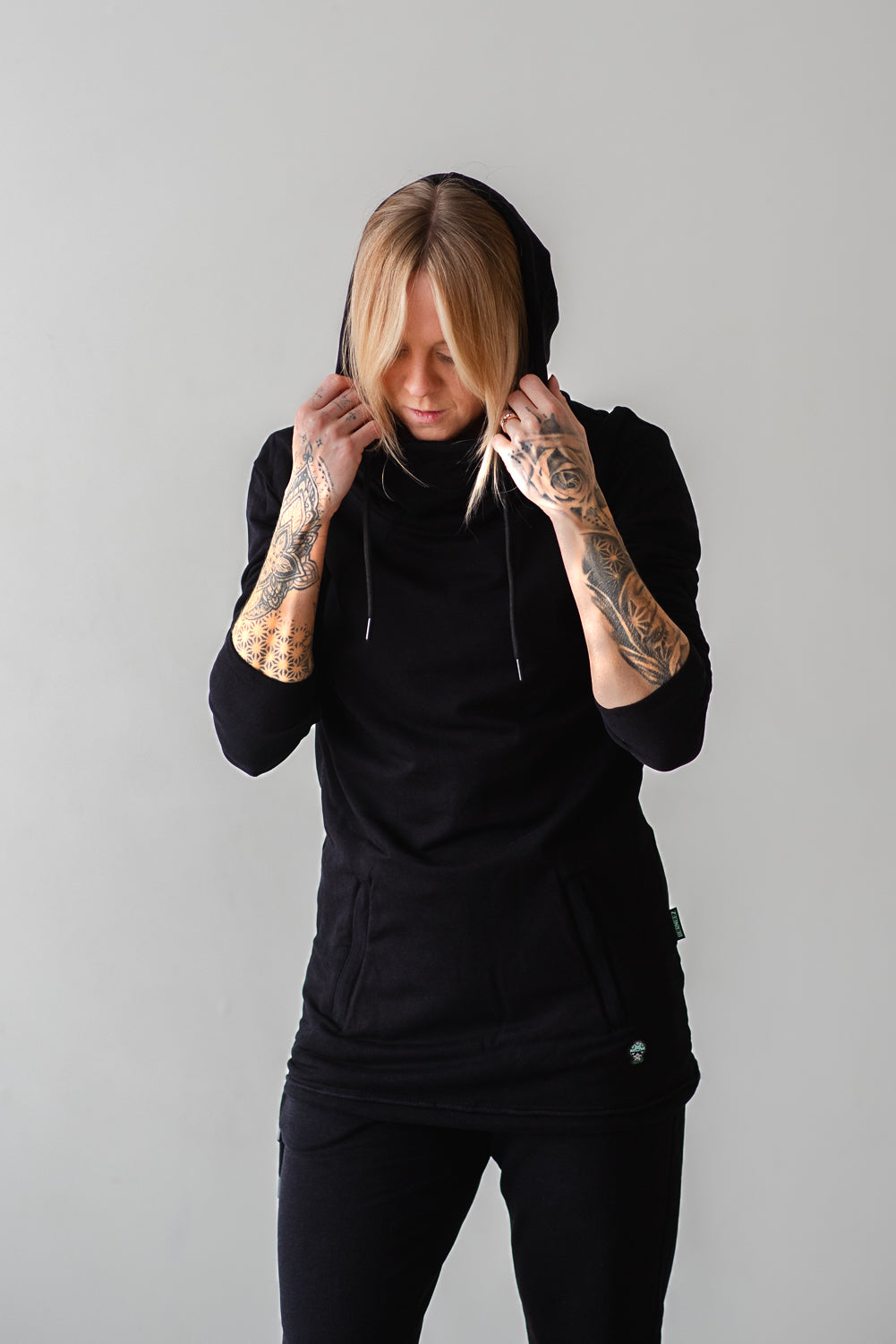 pullover hoodie in black, women's