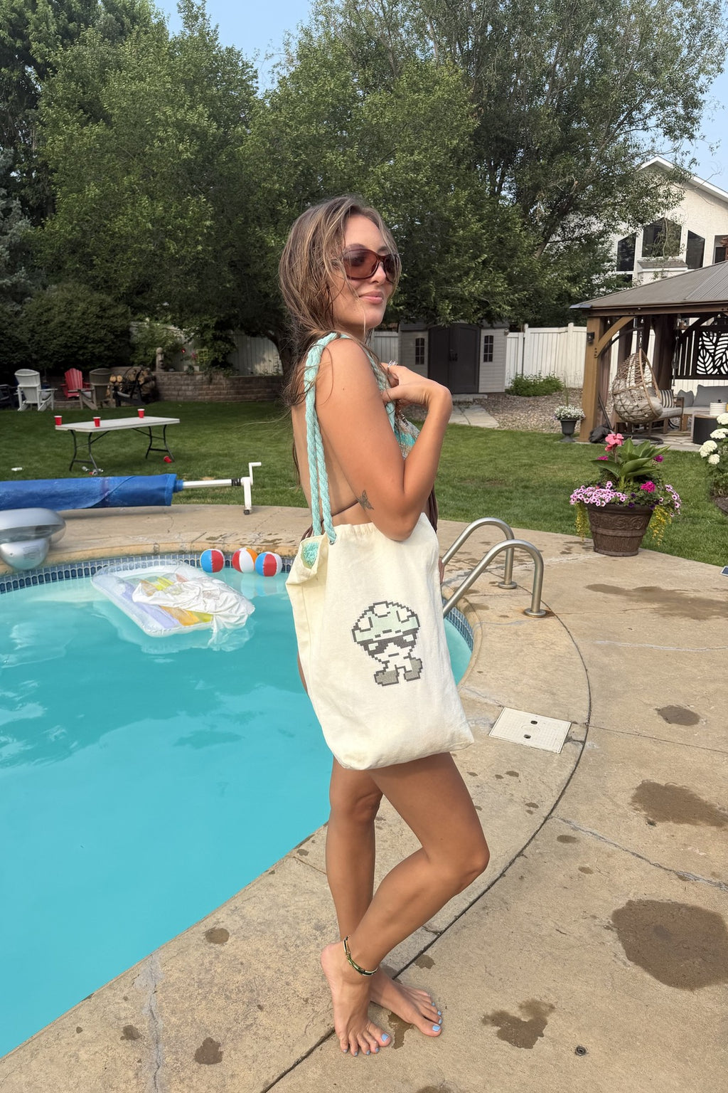 berneez canvas tote on the shoulder